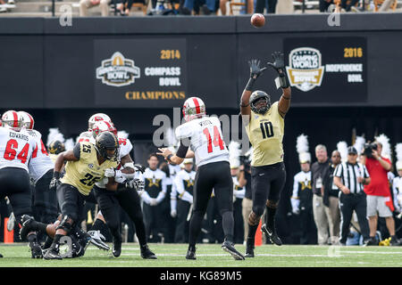 4 novembre 2017 : Western Kentucky quarterback Mike White (14) passe une balle sur Vanderbilt Commodores joueur défensif Dayo Odeyingbo (10) pendant le jeu entre l'ouest du Kentucky Hilltoppers et les Vanderbilt Commodores au stade Vanderbilt à Nashville. TN. Thomas McEwen/CSM Banque D'Images