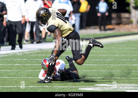 4 novembre 2017 : Vanderbilt Commodores wide receiver Lucien Bély Trent (10) s'enfuit de l'ouest du Kentucky arrière défensif Drell Greene (9) pendant le jeu entre l'ouest du Kentucky Hilltoppers et les Vanderbilt Commodores au stade Vanderbilt à Nashville. TN. Thomas McEwen/CSM Banque D'Images