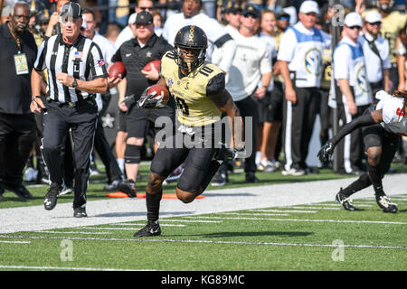4 novembre 2017 : Vanderbilt Commodores wide receiver Lucien Bély Trent (10) exécutant avec la balle pendant le jeu entre l'ouest du Kentucky Hilltoppers et les Vanderbilt Commodores au stade Vanderbilt à Nashville. TN. Thomas McEwen/CSM Banque D'Images