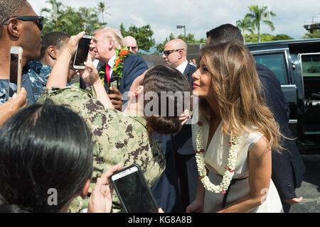 Honolulu (États-Unis d'Amérique). 04th Nov, 2017. U. La première dame Melania Trump prend un selfie avec des familles militaires lors d'une visite à la base conjointe Pearl Harbor Hickam le 3 novembre 2017 à Honolulu, Hawaï. Crédit : Planetpix/Alamy Live News Banque D'Images