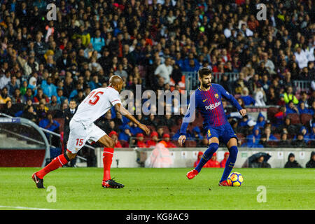 Barcelone, Espagne. 04e novembre 2017. 4 novembre 2017 - Barcelone, Barcelone, Espagne - (03) Gerard Piqué (defensa) donne un passage lors du match de la Liga entre le FC Barcelone et Séville CF joué au Camp Nou. Le match a terminé le 2e-1, le FC Barcelona a gagné. Crédit: Joan Gosa Badia/Alay Live News Banque D'Images