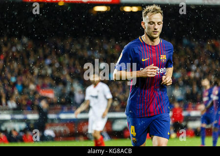 Barcelone, Espagne. 04e novembre 2017. 4 novembre 2017 - Barcelone, Barcelone, Espagne -(04) Rakitique (centrompista) pendant le match de la Liga entre le FC Barcelone et Séville CF joué au Camp Nou. Le match a terminé le 2e-1, le FC Barcelona a gagné. Crédit: Joan Gosa Badia/Alay Live News Banque D'Images