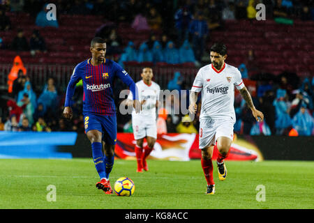 Barcelone, Espagne. 04e novembre 2017. 4 novembre 2017 - Barcelone, Barcelone, Espagne - (02) Semedo (defensa) joue le ballon contre la pression de (10) Banega Sevilla joueur de football pendant le match de la Liga entre le FC Barcelone et Séville CF joué au Camp Nou. Le match a terminé le 2e-1, le FC Barcelona a gagné. Crédit: Joan Gosa Badia/Alay Live News Banque D'Images