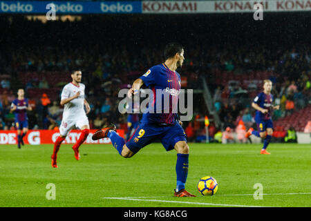 Barcelone, Espagne. 04e novembre 2017. 4 novembre 2017 - Barcelone, Barcelone, Espagne -(09) Suárez joue le ballon pendant le match de la Liga entre le FC Barcelone et Séville CF joué au Camp Nou. Le match a terminé le 2e-1, le FC Barcelona a gagné. Crédit: Joan Gosa Badia/Alay Live News Banque D'Images