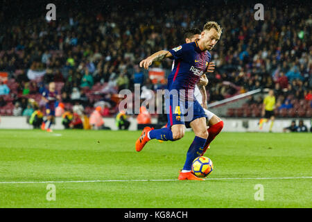 Barcelone, Espagne. 04e novembre 2017. 4 novembre 2017 - Barcelone, Barcelone, Espagne - (04) Rakitique joue le ballon contre la pression de (18) Escudero pendant le match de la Liga entre le FC Barcelone et Séville CF joué au Camp Nou. Le match a terminé le 2e-1, le FC Barcelona a gagné. Crédit: Joan Gosa Badia/Alay Live News Banque D'Images