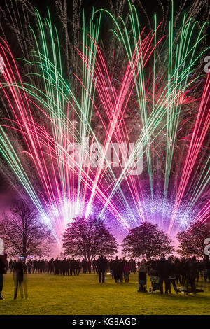 Ashton Keynes, Wiltshire, Royaume-Uni. 4 novembre, 2017. Le feu d'artifice annuel à Ashton Keynes vit une grande foule profiter d'un impressionnant étalage sur le terrain de jeu de l'école dans le village pittoresque North Wiltshire. Credit : Terry Mathews/Alamy Live News Banque D'Images