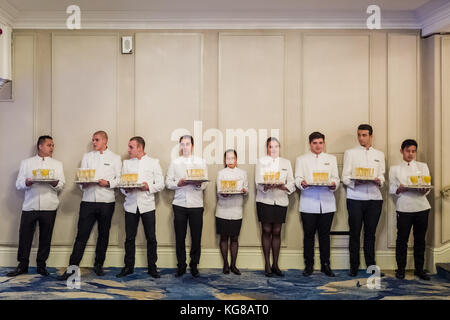 Londres, Royaume-Uni. 4ème Nov, 2017. 5e Fédération de Debutante Ball, tenue à Mayfair's Grosvenor House Hotel, Park Lane, London. Vingt-cinq debutante des couples, âgés de 16 à 25 ans, portait le code vestimentaire strict de marbre blanc longueur robes, gants de contrepartie obligatoire et diadèmes. © Guy Josse/Alamy Live News Banque D'Images