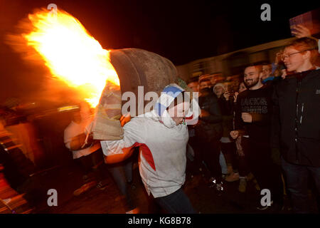 Les participants courent avec un fourreau brûlant imbibé de tar à l'assemblée annuelle du baril de goudron de sidmouth festival à Devon, UK Crédit : finnbarr webster/Alamy live news Banque D'Images