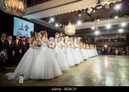 Londres, Royaume-Uni. 4ème Nov, 2017. 5e Fédération de Debutante Ball, tenue à Mayfair's Grosvenor House Hotel, Park Lane, London. Vingt-cinq debutante des couples, âgés de 16 à 25 ans, portait le code vestimentaire strict de marbre blanc longueur robes, gants de contrepartie obligatoire et diadèmes. © Guy Josse/Alamy Live News Banque D'Images