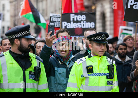 Londres, Royaume-Uni. 4 novembre, 2017. Mahmoud sarsak (c), l'ex-footballeur national palestinien qui a passé trois mois en grève de la faim alors que emprisonnés sans jugement ou la charge en Israël en 2012, des marches avec d'autres activistes de la palestine par Londres pour exiger la justice et l'égalité des droits pour les palestiniens deux jours après le 100e anniversaire de la déclaration Balfour le 2 novembre 1917. La marche et un rassemblement étaient organisés par campagne de solidarité palestine, stop the war coalition, le forum palestinien en Grande-Bretagne, les amis d'Al Aqsa et l'association musulmane de Grande-Bretagne. crédit : mark kerrison/Alamy Banque D'Images