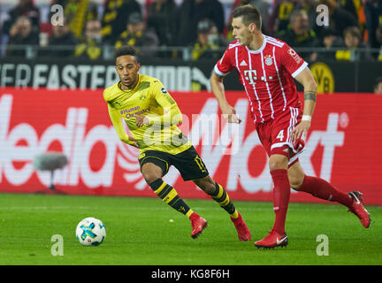 Premier soccer league, Dortmund, novembre 04, 2017 niklas suele, fcb 4 concurrence pour la balle contre pierre-Frédéric Lerner aubameyang , bvb 17 Borussia Dortmund - FC Bayern Munich 1-3 match ligue de football allemande de Dortmund, novembre 03, 2017, saison 2017-2018 © Peter schatz / alamy live news Banque D'Images