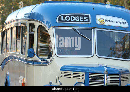 Londres, Royaume-Uni. 05ème novembre 2017. Hyde Park Corner, Londres, Royaume-Uni - novembre 5 : Alex Jones conduit un bus Bedford d'époque à Brighton pour les enfants dans le besoin. Plus de quatre cents voitures anciennes devaient démarrer dans le Bonhams Veteran car Run à Hyde Park le 5 novembre 2017. Le plus long événement de course à pied au monde s'étend sur 60 kilomètres entre Londres et Brighton. Crédit : David Mbiyu/Alay Live News Banque D'Images