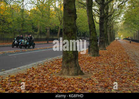 Londres, Royaume-Uni. 05ème novembre 2017. Hyde Park Corner, Londres, Royaume-Uni - novembre 5 : voitures d'époque, seon sur Constitution Hill. Plus de quatre cents voitures anciennes devaient démarrer dans le Bonhams Veteran car Run à Hyde Park le 5 novembre 2017. Le plus long événement de course à pied au monde s'étend sur 60 kilomètres entre Londres et Brighton. Crédit : David Mbiyu/Alay Live News Banque D'Images