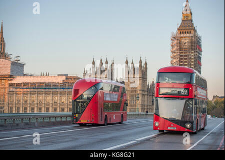 Westminster Bridge, Londres, Royaume-Uni. 5 novembre 2017. Deux bus New Routemaster traversent le pont de Westminster dans des directions opposées avec l'échafaudage couvert clockTower abritant Big Ben en arrière-plan. Crédit : Malcolm Park/Alay Live News. Banque D'Images