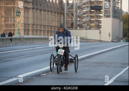 Westminster Bridge, Londres, Royaume-Uni. 5 novembre 2017. Bonhams de Londres à Brighton, véhicule vétéran, soutenu par Hiscox, le plus long événement automobile au monde datant de 1927, sur le pont de Westminster avec échafaudage couvert Big Ben lors du pèlerinage annuel à Brighton depuis Hyde Park dans le centre de Londres et organisé par le Royal automobile Club. 1897 tricycle de Dion Bouton. Crédit : Malcolm Park/Alay Live News. Banque D'Images