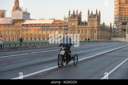 Westminster Bridge, Londres, Royaume-Uni. 5 novembre 2017. Bonhams de Londres à Brighton, véhicule vétéran, soutenu par Hiscox, le plus long événement automobile au monde datant de 1927, sur le pont de Westminster avec échafaudage couvert Big Ben lors du pèlerinage annuel à Brighton depuis Hyde Park dans le centre de Londres et organisé par le Royal automobile Club. 1897 tricycle de Dion Bouton. Crédit : Malcolm Park/Alay Live News. Banque D'Images