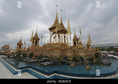 Bangkok Thaïlande 05 novembre 2017 le royal de l'urne avec les cendres de feu le roi thaïlandais portant dans le crématorium royal ,un magnifique monument monument digne d'un roi,à Sanam Luang, Bangkok,daily visiteurs, principalement de la Thaïlande ,viennent dans une grande arène où,ils sont donnés de la nourriture et des boissons gratuites pendant qu'ils attendent leur tour pour aller obtenir à proximité du Royal crématorium et ceux qui le souhaitent peuvent voir et exposition sur la fin des rois la vie dans 5 pavillons disséminés dans le recinte històric.paul quezada-neiman/Alamy live news Banque D'Images