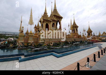 Bangkok Thaïlande 05 novembre 2017 le royal de l'urne avec les cendres de feu le roi thaïlandais portant dans le crématorium royal ,un magnifique monument monument digne d'un roi,à Sanam Luang, Bangkok,daily visiteurs, principalement de la Thaïlande ,viennent dans une grande arène où,ils sont donnés de la nourriture et des boissons gratuites pendant qu'ils attendent leur tour pour aller obtenir à proximité du Royal crématorium et ceux qui le souhaitent peuvent voir et exposition sur la fin des rois la vie dans 5 pavillons disséminés dans le recinte històric.paul quezada-neiman/Alamy live news Banque D'Images