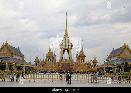 Bangkok Thaïlande 05 novembre 2017 le royal de l'urne avec les cendres de feu le roi thaïlandais portant dans le crématorium royal ,un magnifique monument monument digne d'un roi,à Sanam Luang, Bangkok,daily visiteurs, principalement de la Thaïlande ,viennent dans une grande arène où,ils sont donnés de la nourriture et des boissons gratuites pendant qu'ils attendent leur tour pour aller obtenir à proximité du Royal crématorium et ceux qui le souhaitent peuvent voir et exposition sur la fin des rois la vie dans 5 pavillons disséminés dans le recinte històric.paul quezada-neiman/Alamy live news Banque D'Images