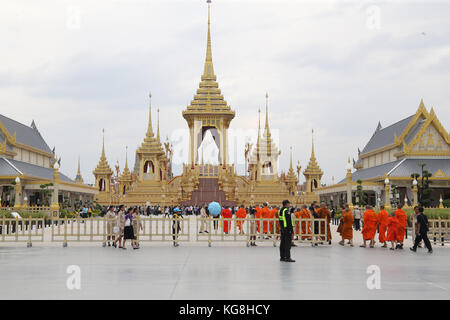 Bangkok Thaïlande 05 novembre 2017 le royal de l'urne avec les cendres de feu le roi thaïlandais portant dans le crématorium royal ,un magnifique monument monument digne d'un roi,à Sanam Luang, Bangkok,daily visiteurs, principalement de la Thaïlande ,viennent dans une grande arène où,ils sont donnés de la nourriture et des boissons gratuites pendant qu'ils attendent leur tour pour aller obtenir à proximité du Royal crématorium et ceux qui le souhaitent peuvent voir et exposition sur la fin des rois la vie dans 5 pavillons disséminés dans le recinte històric.paul quezada-neiman/Alamy live news Banque D'Images