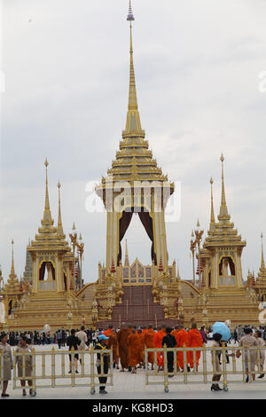 Bangkok Thaïlande 05 novembre 2017 le royal de l'urne avec les cendres de feu le roi thaïlandais portant dans le crématorium royal ,un magnifique monument monument digne d'un roi,à Sanam Luang, Bangkok,daily visiteurs, principalement de la Thaïlande ,viennent dans une grande arène où,ils sont donnés de la nourriture et des boissons gratuites pendant qu'ils attendent leur tour pour aller obtenir à proximité du Royal crématorium et ceux qui le souhaitent peuvent voir et exposition sur la fin des rois la vie dans 5 pavillons disséminés dans le recinte històric.paul quezada-neiman/Alamy live news Banque D'Images