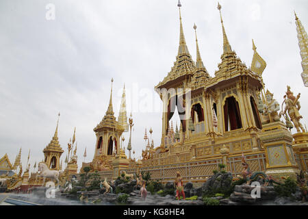 Bangkok Thaïlande 05 novembre 2017 le royal de l'urne avec les cendres de feu le roi thaïlandais portant dans le crématorium royal ,un magnifique monument monument digne d'un roi,à Sanam Luang, Bangkok,daily visiteurs, principalement de la Thaïlande ,viennent dans une grande arène où,ils sont donnés de la nourriture et des boissons gratuites pendant qu'ils attendent leur tour pour aller obtenir à proximité du Royal crématorium et ceux qui le souhaitent peuvent voir et exposition sur la fin des rois la vie dans 5 pavillons disséminés dans le recinte històric.paul quezada-neiman/Alamy live news Banque D'Images