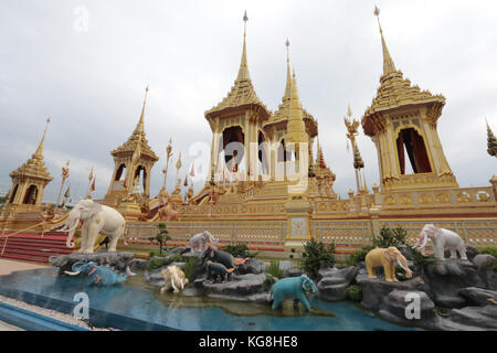 Bangkok Thaïlande 05 novembre 2017 le royal de l'urne avec les cendres de feu le roi thaïlandais portant dans le crématorium royal ,un magnifique monument monument digne d'un roi,à Sanam Luang, Bangkok,daily visiteurs, principalement de la Thaïlande ,viennent dans une grande arène où,ils sont donnés de la nourriture et des boissons gratuites pendant qu'ils attendent leur tour pour aller obtenir à proximité du Royal crématorium et ceux qui le souhaitent peuvent voir et exposition sur la fin des rois la vie dans 5 pavillons disséminés dans le recinte històric.paul quezada-neiman/Alamy live news Banque D'Images