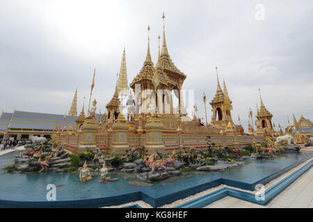 Bangkok Thaïlande 05 novembre 2017 le royal de l'urne avec les cendres de feu le roi thaïlandais portant dans le crématorium royal ,un magnifique monument monument digne d'un roi,à Sanam Luang, Bangkok,daily visiteurs, principalement de la Thaïlande ,viennent dans une grande arène où,ils sont donnés de la nourriture et des boissons gratuites pendant qu'ils attendent leur tour pour aller obtenir à proximité du Royal crématorium et ceux qui le souhaitent peuvent voir et exposition sur la fin des rois la vie dans 5 pavillons disséminés dans le recinte històric.paul quezada-neiman/Alamy live news Banque D'Images