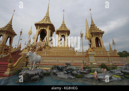 Bangkok Thaïlande 05 novembre 2017 le royal de l'urne avec les cendres de feu le roi thaïlandais portant dans le crématorium royal ,un magnifique monument monument digne d'un roi,à Sanam Luang, Bangkok,daily visiteurs, principalement de la Thaïlande ,viennent dans une grande arène où,ils sont donnés de la nourriture et des boissons gratuites pendant qu'ils attendent leur tour pour aller obtenir à proximité du Royal crématorium et ceux qui le souhaitent peuvent voir et exposition sur la fin des rois la vie dans 5 pavillons disséminés dans le recinte històric.paul quezada-neiman/Alamy live news Banque D'Images