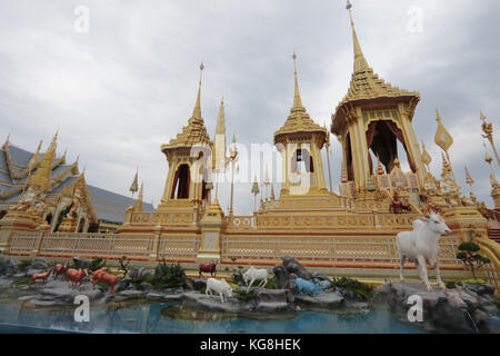 Bangkok Thaïlande 05 novembre 2017 le royal de l'urne avec les cendres de feu le roi thaïlandais portant dans le crématorium royal ,un magnifique monument monument digne d'un roi,à Sanam Luang, Bangkok,daily visiteurs, principalement de la Thaïlande ,viennent dans une grande arène où,ils sont donnés de la nourriture et des boissons gratuites pendant qu'ils attendent leur tour pour aller obtenir à proximité du Royal crématorium et ceux qui le souhaitent peuvent voir et exposition sur la fin des rois la vie dans 5 pavillons disséminés dans le recinte històric.paul quezada-neiman/Alamy live news Banque D'Images