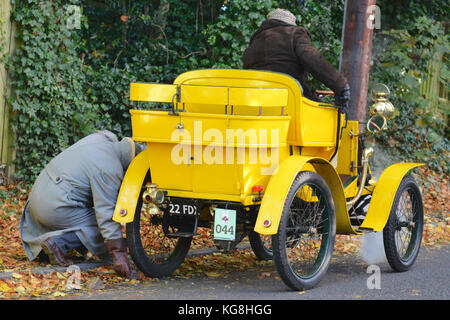 Manchester, UK. 05Th Nov, 2017. Route de Raglan, Reigate, Surrey. Dimanche 5 novembre. 1020h. Bonhams le Londres à Brighton Veteran Car Run 2017 a lieu sur le tracé revu grâce à Reigate dans le Surrey. L'agent de crédit : Lindsay/Alamy Live News Banque D'Images