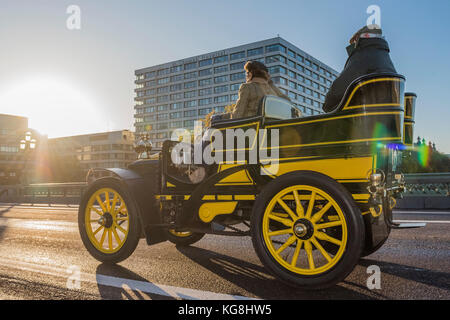 Londres, Royaume-Uni. 5 novembre, 2017. En passant sur le pont de Westminster comme le soleil se lève - Le Londres à Brighton Veteran Car Run, qui date de 1927, a été créée pour commémorer l'Émancipation de 1896, qui a célébré la nouvelle liberté d'automobilistes accordée par l' : abrogation de la Loi sur le drapeau rouge." La Loi a soulevé la limite de vitesse à 14km/h et a supprimé la nécessité d'un homme portant un drapeau rouge à marcher devant les voitures à chaque fois qu'ils ont été entraînés. Crédit : Guy Bell/Alamy Live News Banque D'Images