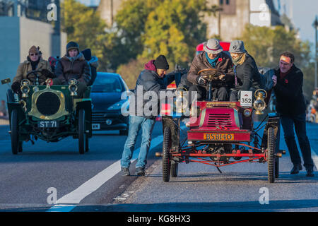 Londres, Royaume-Uni. 5 novembre, 2017. Une autre voiture tombe en panne sur le pont de Westminster et obtient un push start de spectateurs - Le Londres à Brighton Veteran Car Run, qui date de 1927, a été créée pour commémorer l'Émancipation de 1896, qui a célébré la nouvelle liberté d'automobilistes accordée par l' : abrogation de la Loi sur le drapeau rouge." La Loi a soulevé la limite de vitesse à 14km/h et a supprimé la nécessité d'un homme portant un drapeau rouge à marcher devant les voitures à chaque fois qu'ils ont été entraînés. Crédit : Guy Bell/Alamy Live News Banque D'Images