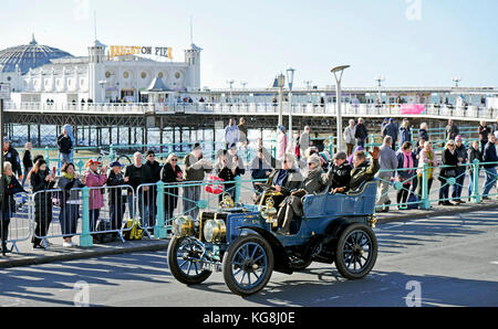 Brighton, UK. 5 novembre, 2017. Début des premiers dans le 2017 Bonhams Londres à Brighton Veteran Car Run arriver le long front de mer de Brighton sur une belle journée ensoleillée mais froide Crédit : Simon Dack/Alamy Live News Banque D'Images