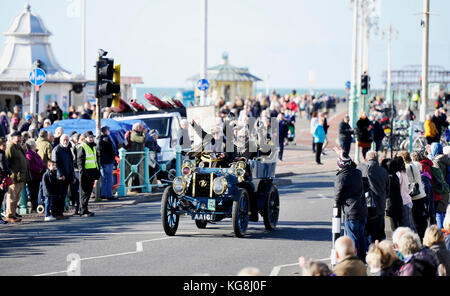 Brighton, UK. 5 novembre, 2017. Début des premiers dans le 2017 Bonhams Londres à Brighton Veteran Car Run arriver le long front de mer de Brighton sur une belle journée ensoleillée mais froide Crédit : Simon Dack/Alamy Live News Banque D'Images