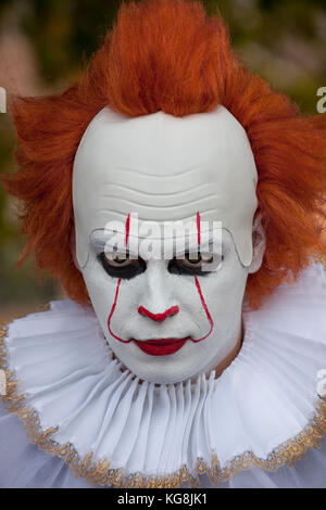 Lucques, ITALIE. 4 novembre 2017. Cosplayer habillé à Lucca comics et jeux 2017. Lucca Comics est l'événement le plus important dédié à la bande dessinée et aux jeux en Italie. Tenue traditionnellement en automne. C'est le plus grand festival de bande dessinée en Europe, et le deuxième plus grand au monde après le Comiket. Le Salone internazionale del Comics s'est tenu à Rome de 1995 à 2005. En 2006, pour le 40e anniversaire du festival, le Salone a fusionné avec Lucca Comics & Games et a déménagé dans le centre-ville de Lucca Credit : camilla66/Alamy Live News Banque D'Images