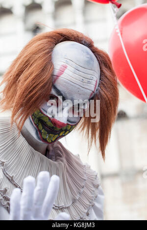 Lucques, ITALIE. 4 novembre 2017. Cosplayer habillé à Lucca comics et jeux 2017. Lucca Comics est l'événement le plus important dédié à la bande dessinée et aux jeux en Italie. Tenue traditionnellement en automne. C'est le plus grand festival de bande dessinée en Europe, et le deuxième plus grand au monde après le Comiket. Le Salone internazionale del Comics s'est tenu à Rome de 1995 à 2005. En 2006, pour le 40e anniversaire du festival, le Salone a fusionné avec Lucca Comics & Games et a déménagé dans le centre-ville de Lucca Credit : camilla66/Alamy Live News Banque D'Images