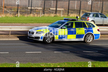 Tayside, Dundee, Ecosse, Royaume-Uni. 5 novembre, 2017. Un convoi de voitures et fourgons de police l'Ecosse avec sirènes hurlantes et de feux bleus clignotants accélérant le long de la Kingsway West à deux voies dans la poursuite de deux incidents causant des automobilistes par une conduite insouciante et sortir de leur voiture windows porte la tenue des panneaux avec des slogans inappropriés à Dundee, Royaume-Uni. Crédits : Dundee Photographics/Alamy Live News Banque D'Images