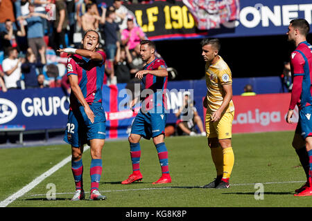 Valencia, Espagne. 05 novembre 2017. Enes unal (l) réagit lors du match de Liga espagnol entre Levante UD et Girona CF au stade Ciutat de Valencia le 05 novembre 2017. Crédit : Gtres Información más Comuniación on line, S.L./Alamy Live News Banque D'Images