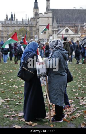 Les partisans de la palestine dans l'écoute de carrés parlament orateurs d'exiger la justice et l'égalité pour la palestine, Londres, UK, 4 novembre 2017 Banque D'Images