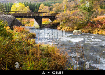 Rivière qui coule sous le pont dans la région de derwentwater parc national de lake District, Cumbria, Angleterre Banque D'Images