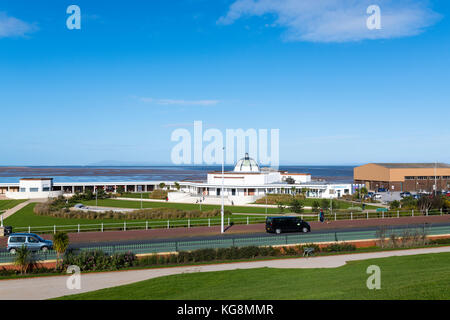 Vue du mont pavilion vers le milieu marin hall and gardens à Fleetwood, lancashire, uk Banque D'Images