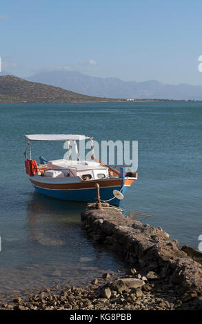 Petit bateau sur le golfe de Merabello à Elounda, nord de la Crète, Grèce, Banque D'Images