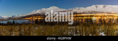 Vue panoramique sur la ville d'Akureyri nuit en hiver avec de la neige à nig Banque D'Images