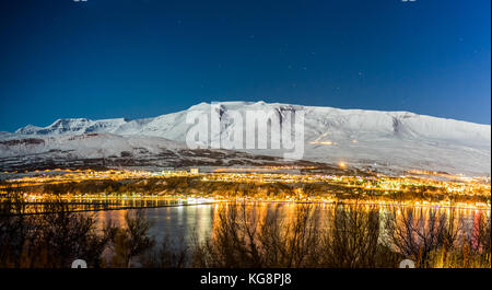 Vue panoramique sur la ville d'Akureyri nuit en hiver avec de la neige à nig Banque D'Images