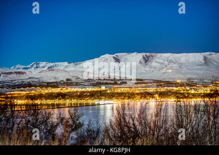 Vue panoramique sur la ville d'Akureyri nuit en hiver avec de la neige à nig Banque D'Images