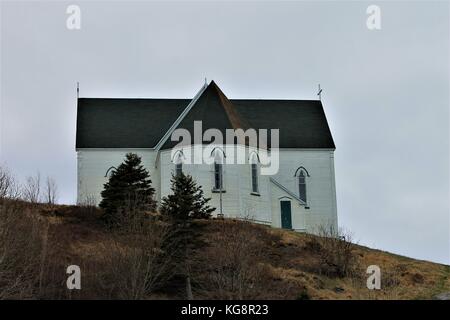 Retour de Saint George's Église patrimoniale, comme vu de la plage, à Brigus, Terre-Neuve et Labrador, Canada. Banque D'Images