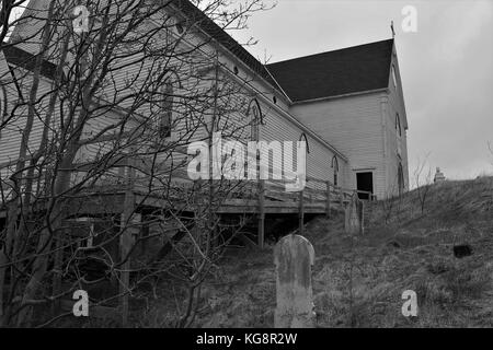 St George's Heritage Church et pierres tombales anciennes dans cimetière adjacent, Brigus, Terre-Neuve et Labrador, Canada. Banque D'Images