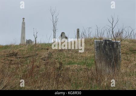 Pierres tombales anciennes dans l'ancien cimetière de Saint-Georges, à proximité de St George's Heritage Church, Brigus, Terre-Neuve et Labrador, Canada. Banque D'Images