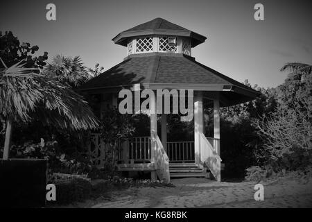 Gazebo sur la plage, la plage de Varadero, Varadero, Cuba. L'image est en noir et blanc avec une petite vignette. Banque D'Images